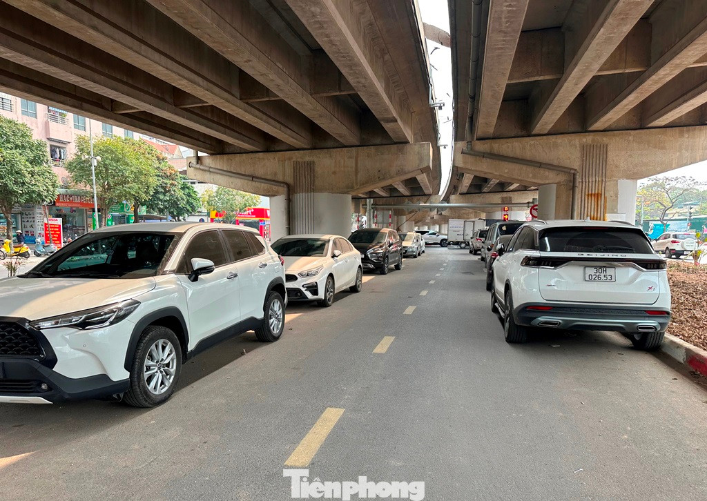 Hai chiều đường dành cho xe máy của cầu vòm sắt đang đỗ kín ô tô.