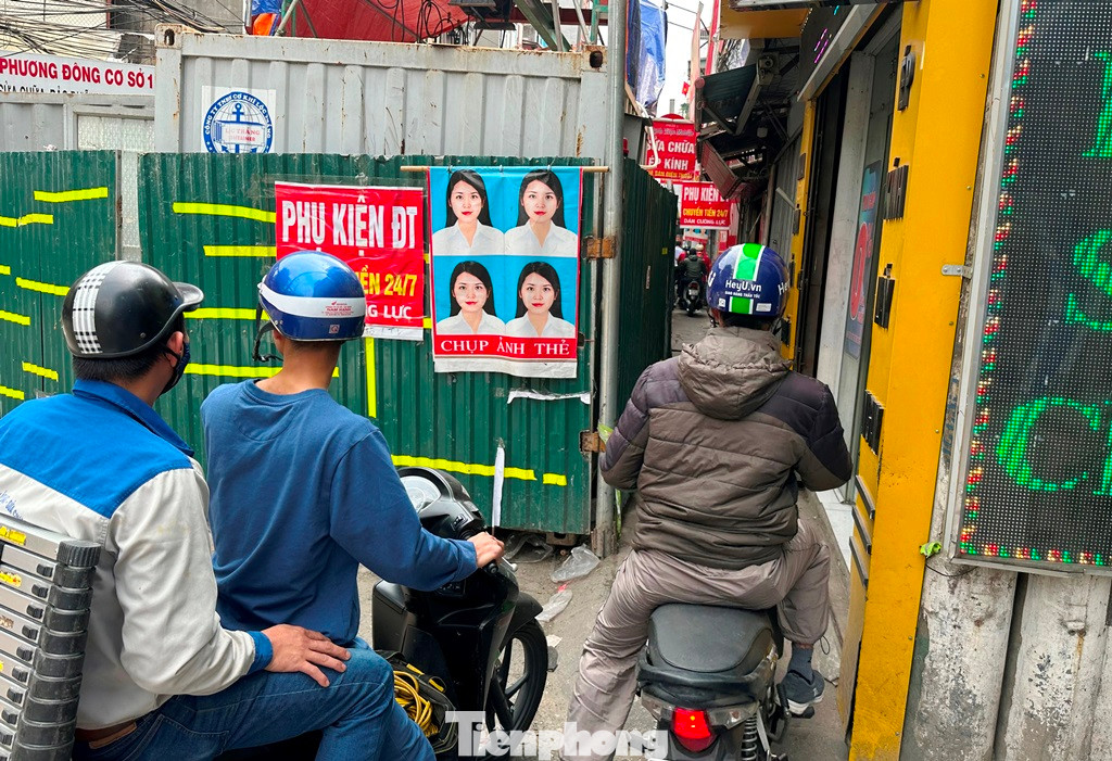 Điều đáng nói là tuy thi công trên đường, nhưng dự án đã rào toàn bộ lòng đường Lương Thế Vinh, thậm chí chiếm cả 1 phần vỉa hè hai bên. Tuyến đường có mặt cắt ngang rộng 7 đến 10 mét nay chỉ còn khoảng 80cm vỉa hè mỗi bên.