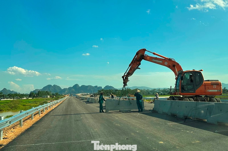 Tại đoạn đường gần 10 km, chỉ có khoảng 5- 6 km là đã được thảm nhựa mặt đường, lắp đặt dải phân cách giữa.