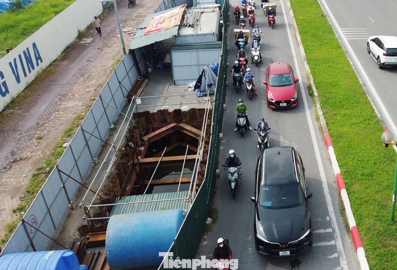 Tuy nhiên, ghi nhận tại đây suốt nhiều ngày qua, PV Tiền Phong thấy rằng công trường luôn nằm im lìm trên đường, vắng công nhân, máy móc thi công.