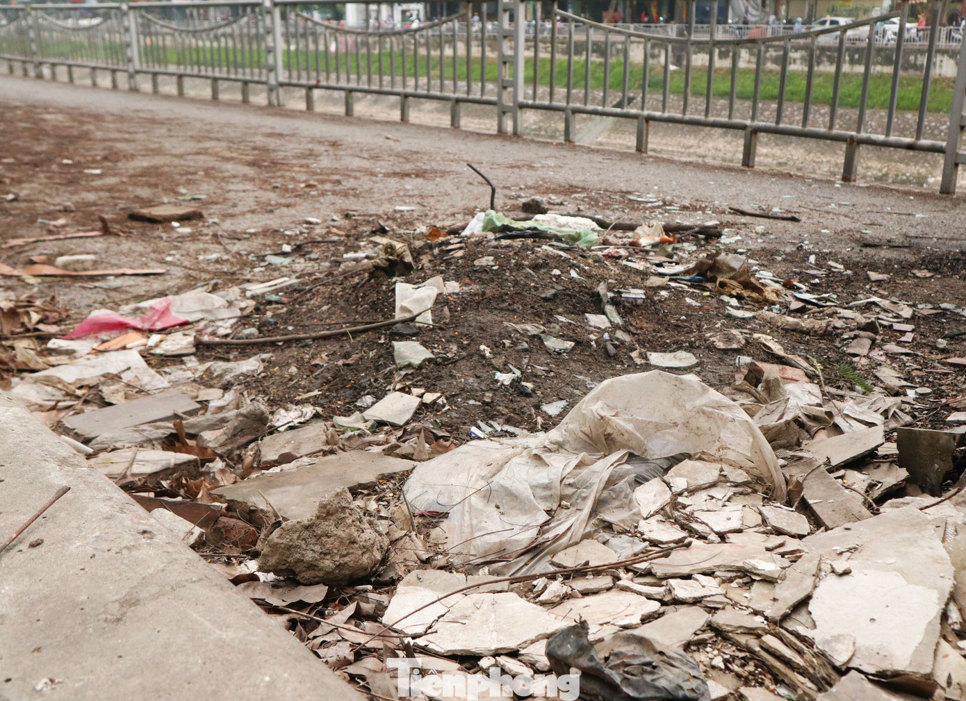 Rác thải, phế liệu bị chất đống không chỉ gây ô nhiễm môi trường mà còn làm ảnh hưởng tới mỹ quan đô thị.