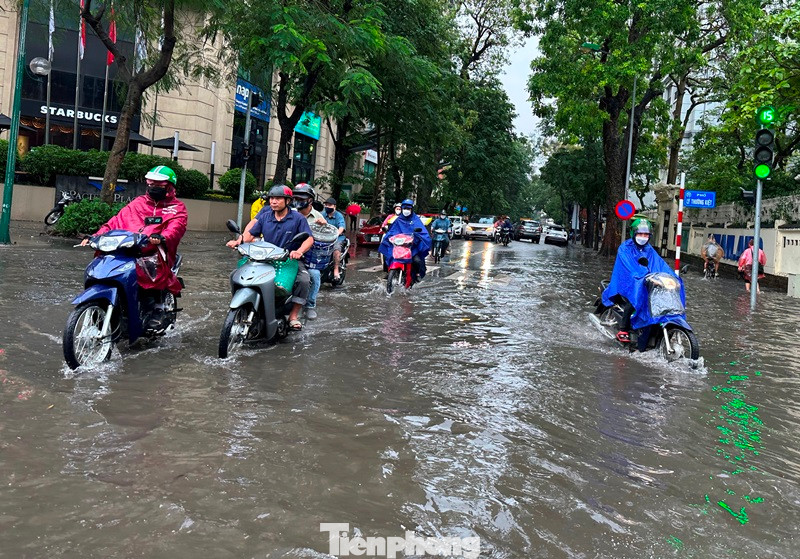 Trận mưa sáng 8/5 đã khiến xảy ra hàng chục điểm ngập trên nhiều tuyến phố Hà Nội.