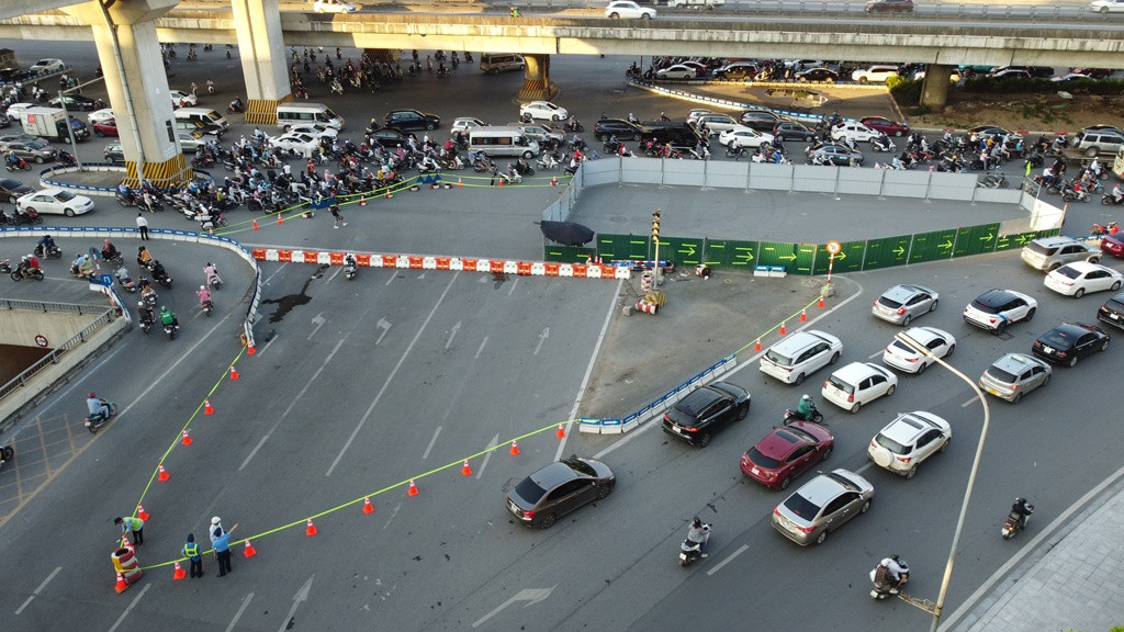 Đến giờ cao điểm chiều 6/7, lực lượng chức năng và đơn vị thi công đã dùng dây phản quang bịt hình phễu lại, buộc các xe nếu vào nút Thanh Xuân chỉ có thể quay đầu hoặc rẽ phải sang đường Nguyễn Xiển.