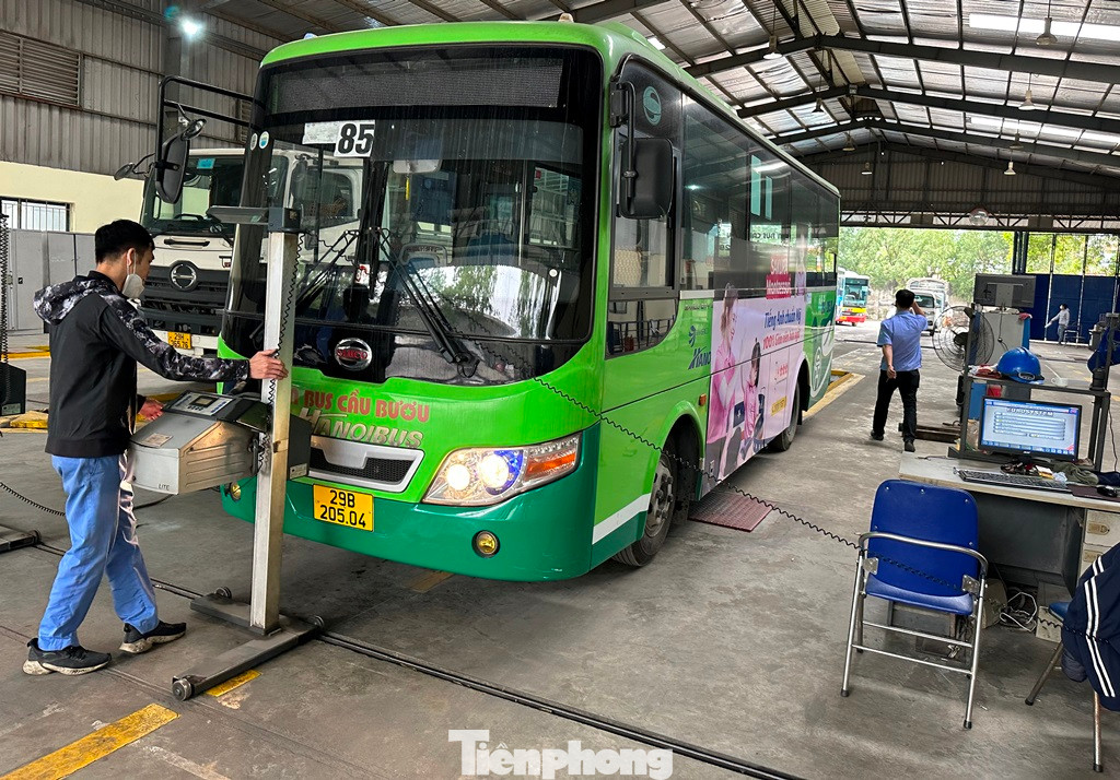 Đại diện các TTĐK tại Hà Nội cho biết, do xe xếp hàng kéo dài, đã chờ lâu nên xe nào đến lượt phải kiểm tra cho xe đó, không thể ưu tiên cho bất kỳ loại xe nào, kể cả xe buýt hoạt động công ích.