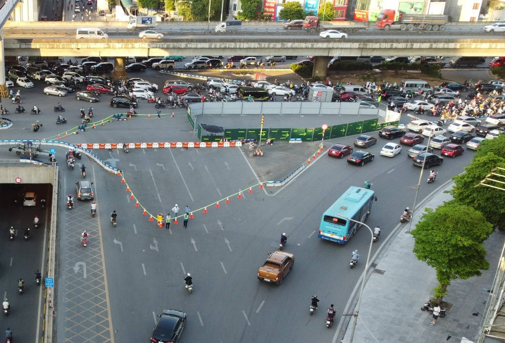 Sau đoạn qua ngõ 495 và các số nhà 481, 477, 475, 459 Nguyễn Trãi, trong ngày 6/7, các đơn vị thi công dự án xử lý hệ thống nước thải Yên Xá thực hiện rào tiếp lòng đường đoạn qua nút giao Thanh Xuân.