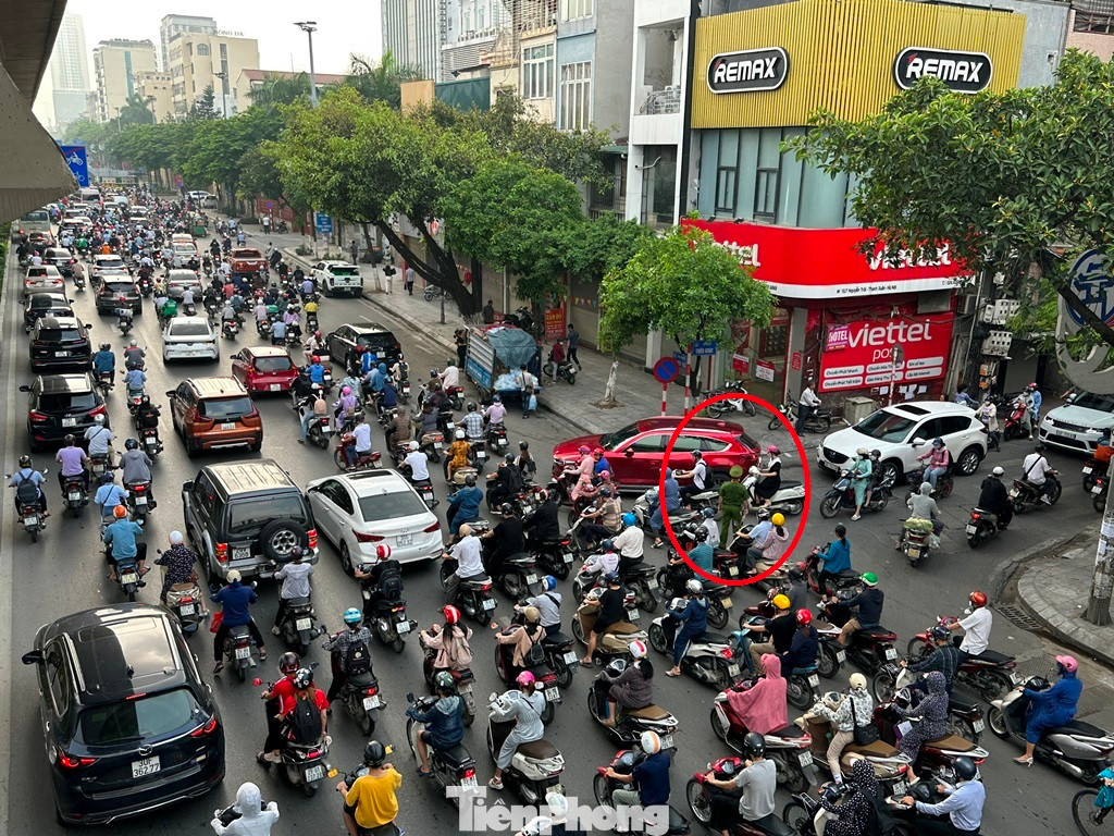 Ngoài hơn 18.000 tỷ đồng đầu tư cho dự án đường sắt đô thị Cát Linh - Hà Đông do Bộ GTVT thực hiện, để hoàn trả mặt đường trên trục Nguyễn Trãi - Trần Phú - Quang Trung (Hà Đông) trong các năm 2020-2021 UBND thành phố Hà Nội còn chi ngân sách cả trăm tỷ đồng để hoàn trả, thảm lại mặt đường, tổ chức giao thông.