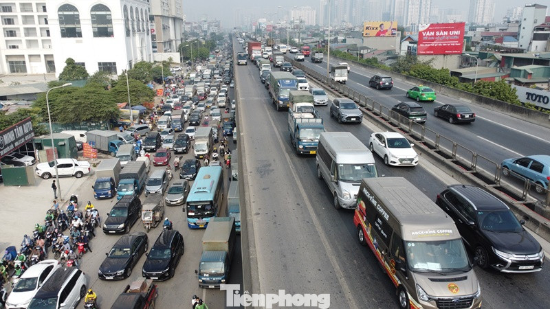 Khi lòng đường bị hàng rào công trường chiếm dụng, vỉa hè là hạng mục đầu tiên để “chia sẻ” ùn tắc ở dưới lòng đường, trong đó có việc dành cho người đi bộ hoặc hoặc xén bớt mở rộng thêm các làn xe.