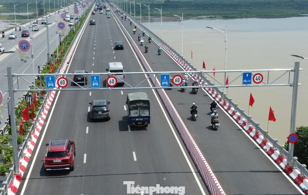 Theo phương án tổ chức giao thông của Sở GTVT Hà Nội phục vụ cầu Vĩnh Tuy mở rộng thông xe, ô tô được cắm biển lưu thông tối đa 60 km/h, xe máy 40 km/h. Theo phương án tổ chức giao thông của Sở GTVT Hà Nội phục vụ cầu Vĩnh Tuy mở rộng thông xe, ô tô được cắm biển lưu thông tối đa 60 km/h, xe máy 40 km/h.