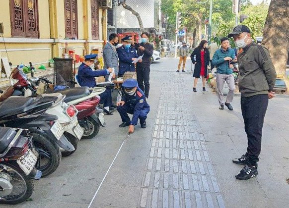 Thanh tra giao thông, Sở GTVT Hà Nội kiểm tra, đo lại diện tích để xử lý bãi xe vi phạm trên vỉa hè. Ảnh: Anh Trọng Thanh tra giao thông, Sở GTVT Hà Nội kiểm tra, đo lại diện tích để xử lý bãi xe vi phạm trên vỉa hè. Ảnh: Anh Trọng