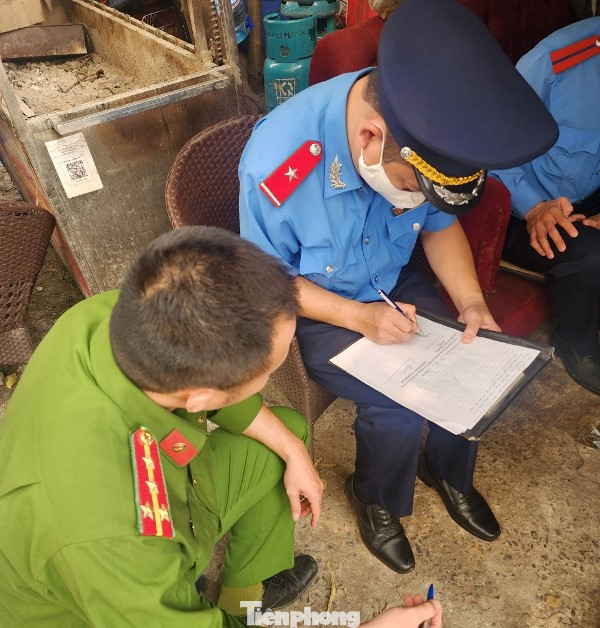 Tổ công tác làm biên bản ghi nhận hiện trường. Tổ công tác làm biên bản ghi nhận hiện trường.