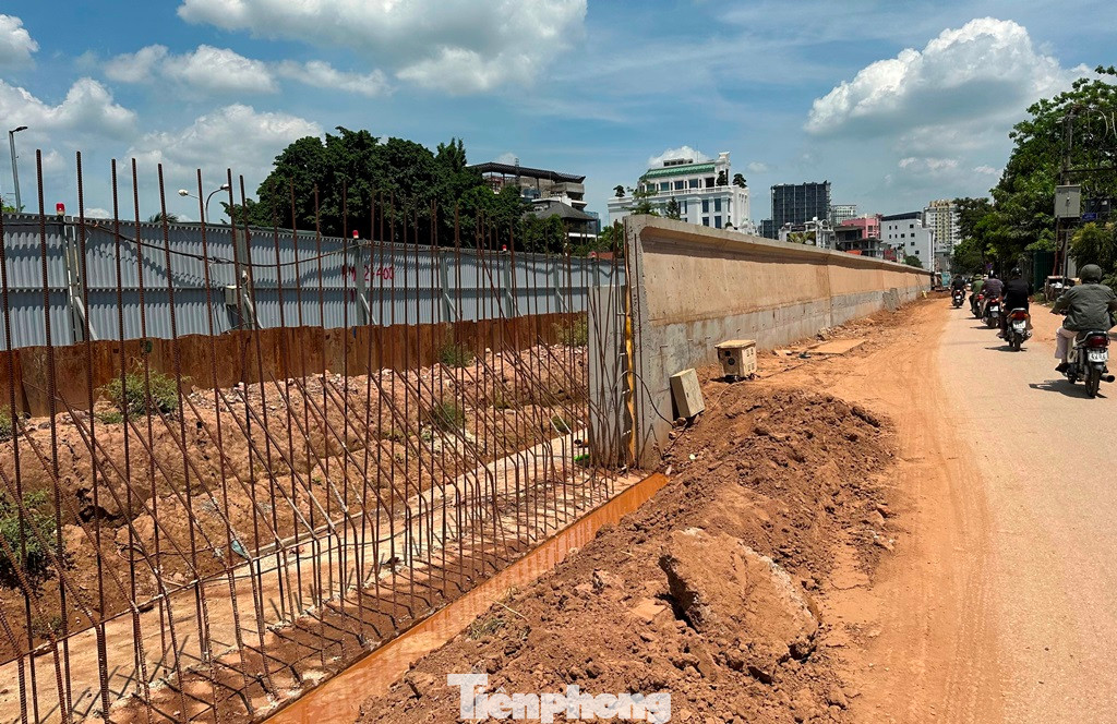 Hiện đoạn đê Âu Cơ từ ngõ 124 đến nút giao Lạc Long Quân đang thi công hạ đê để làm tường chắn bê tông. Hiện đoạn đê Âu Cơ từ ngõ 124 đến nút giao Lạc Long Quân đang thi công hạ đê để làm tường chắn bê tông.