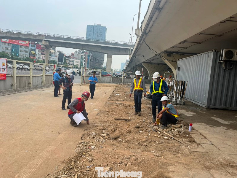 CSGT - Thanh tra giao thông và đại diện chủ đầu tư sáng 23/5 đã vào công trường kiểm tra phạm vi chiếm dụng lòng đường của hàng rào. CSGT - Thanh tra giao thông và đại diện chủ đầu tư sáng 23/5 đã vào công trường kiểm tra phạm vi chiếm dụng lòng đường của hàng rào.