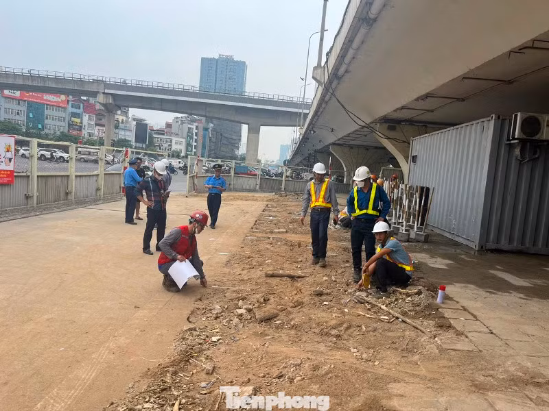 CSGT - Thanh tra giao thông và đại diện chủ đầu tư sáng 23/5 đã vào công trường kiểm tra phạm vi chiếm dụng lòng đường của hàng rào.