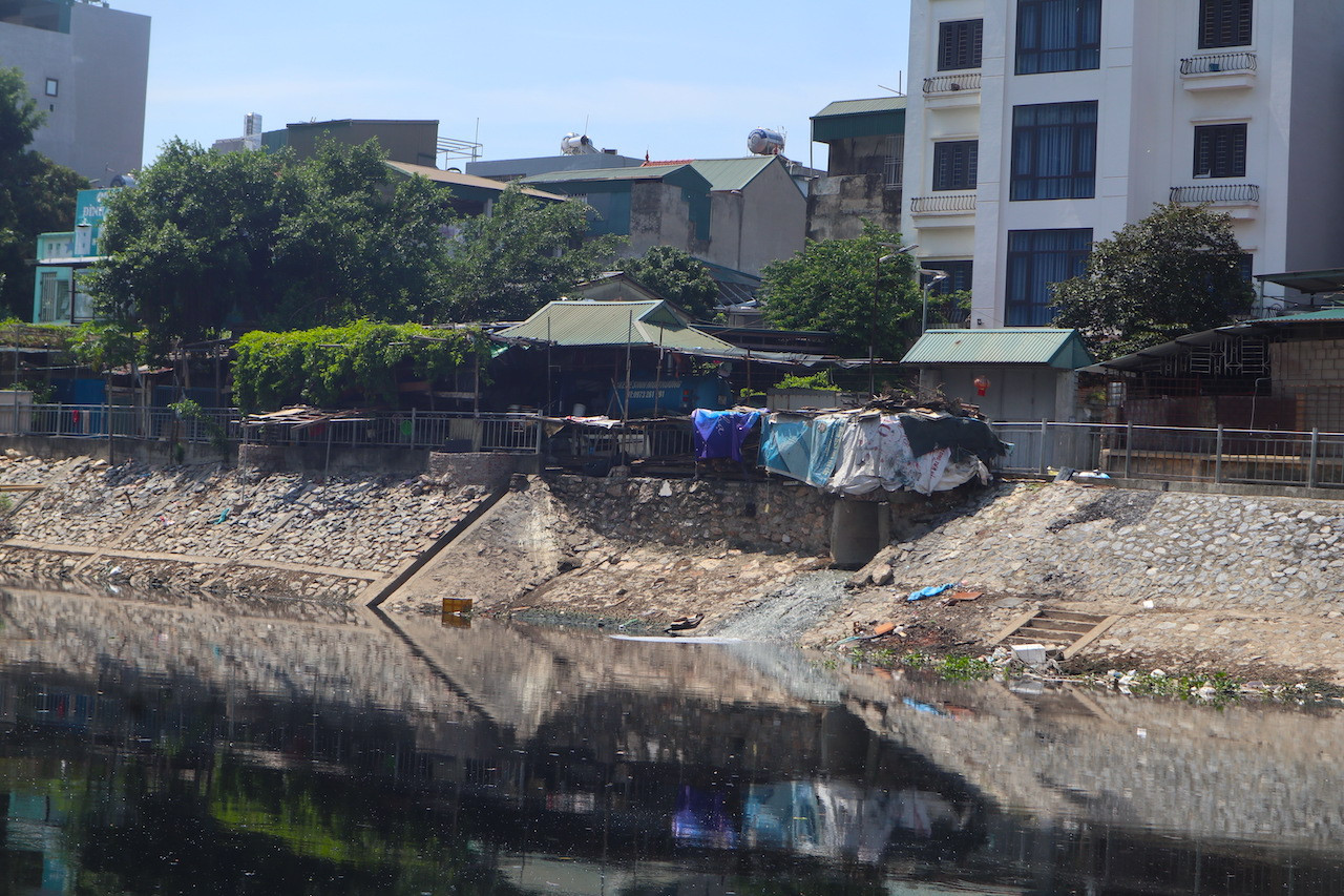 Thời tiết nắng nóng, các dòng sông cũng đang vào thời điểm cạn nước nhất trong năm. Điều kiện ấy khiến các dòng sông vốn đã rất ô nhiễm nay lại càng bốc mùi hôi nồng nặc.