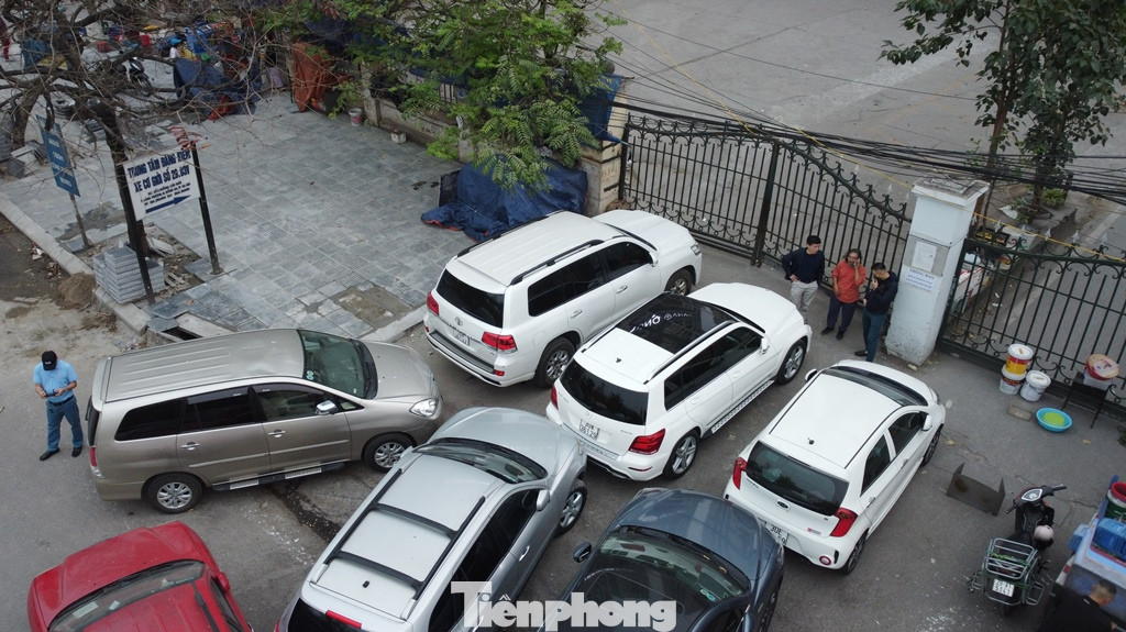 Cửa sắt Trung tâm số 2903V - Cầu Giấy đóng kín mít cả ngày Chủ nhật, nhưng có rất nhiều người dân sống tại Hà Nội đã đưa xe ô tô đến từ trưa, xếp thành 3 hàng kéo dài, mong sáng thứ hai (6/3) được đăng kiểm. Cửa sắt Trung tâm số 2903V - Cầu Giấy đóng kín mít cả ngày Chủ nhật, nhưng có rất nhiều người dân sống tại Hà Nội đã đưa xe ô tô đến từ trưa, xếp thành 3 hàng kéo dài, mong sáng thứ hai (6/3) được đăng kiểm.