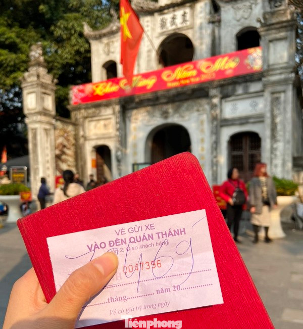 Tại đền Quán Thánh (Ba Đình) ngoài thu giá vé cao, chiếm vỉa hè, lòng đường, bãi xe tại đây còn sử dụng vé tự in không đúng quy định.