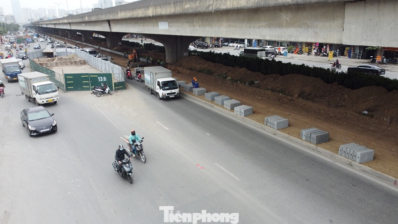 Trong khi các cơ quan có trách nhiệm không đảm bảo được trật tự đô thị, buông vỉa hè cho nạn lấn chiếm, thì để giảm ùn tắc, ngân sách thành phố Hà Nội lại phải chi số tiền không nhỏ cho việc xén dải phân cách, thảm nhựa mở rộng đường Nguyễn Xiển từ diện tích trồng hoa, thảm cỏ.