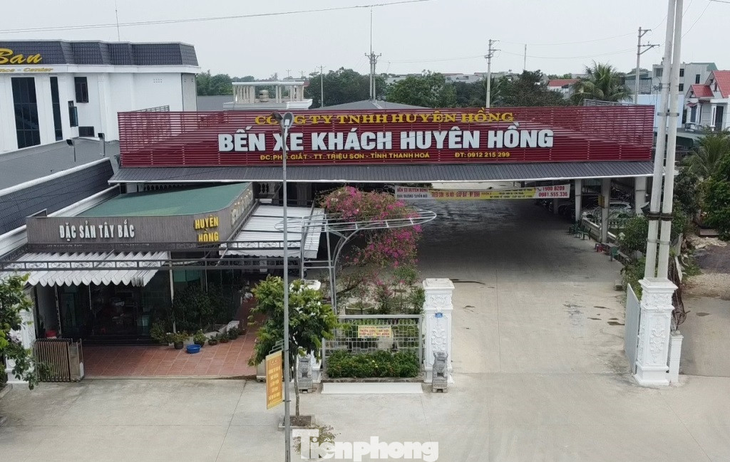 Tuy có biển bến xe nhưng mặt tiền bến lại bị chặn tiếp bởi nhà hàng có tên “Nhà hàng Huyên Hồng - Đặc sản Tây Bắc”. Bên trong bến xe luôn vắng xe hoạt động.