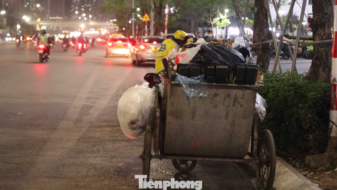 Xe rác được để rải rác mỗi 5m lại có 1 xe tại dự án The Nine trên tuyến đường Phạm Văn Đồng. Xe rác được để rải rác mỗi 5m lại có 1 xe tại dự án The Nine trên tuyến đường Phạm Văn Đồng.