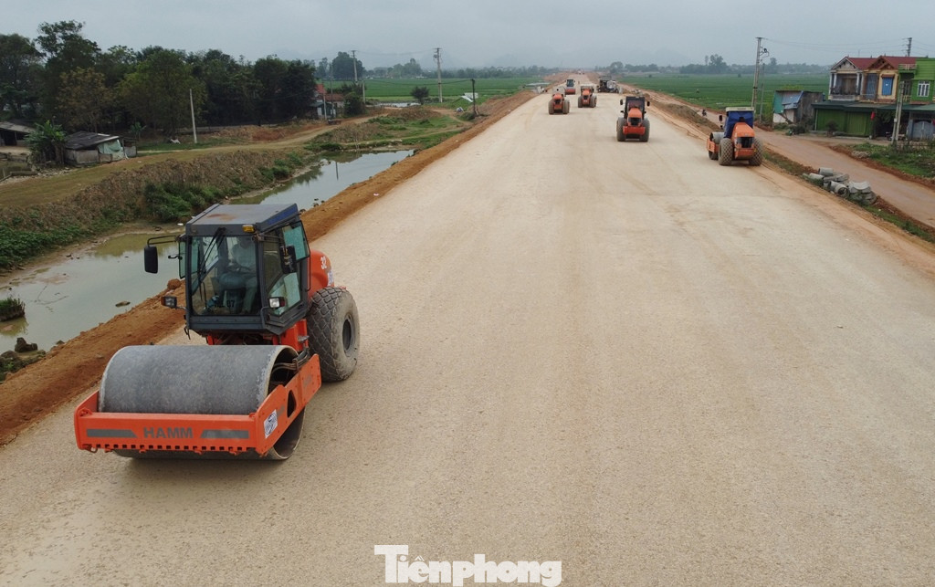 Theo thiết kế ban đầu, nút giao cuối tuyến nằm nút giao với đường Nghi Sơn - Thọ Xuân (huyện Nông Cống), tuy nhiên dự án đường kết nối với cao tốc Bắc - Nam tại đây chưa xong nên Bộ GTVT đã thống nhất với tỉnh Thanh Hóa điều chỉnh theo hướng mở rộng đường tại nút giao vào QL45 (huyện Triệu Sơn) và QL45 (huyện Đông Sơn) và lấy nút giao là điểm kết nối cuối tuyến để thông xe cao tốc Mai Sơn - QL45 vào dịp 30/4 tới.