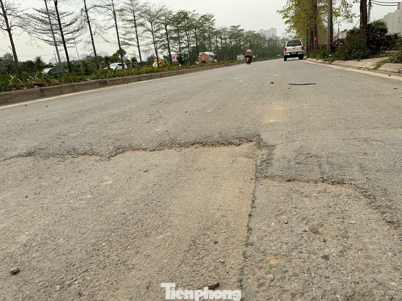 Vừa thông xe được một thời gian thì mặt đường nhựa tại nhiều đoạn đã bị đào xới để thi công hạ ngầm cáp, điện lực. Dù được hoàn trả sau đó nhưng mặt đường vẫn mấp mô, cao thấp khác nhau.