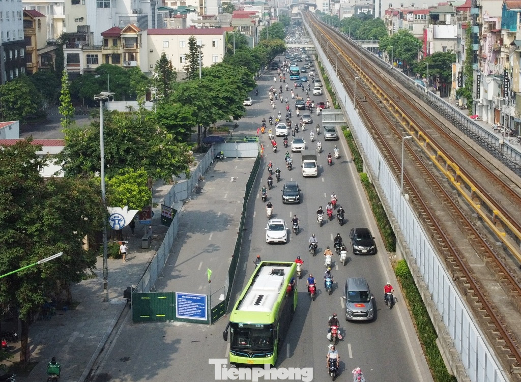 Từ sáng sớm nay, nhiều người tham gia giao thông trên đường Nguyễn Trãi đã bắt gặp hàng rào thi công dựng trên đường Nguyễn Trãi đoạn gần khu vực giao với ngõ 495.