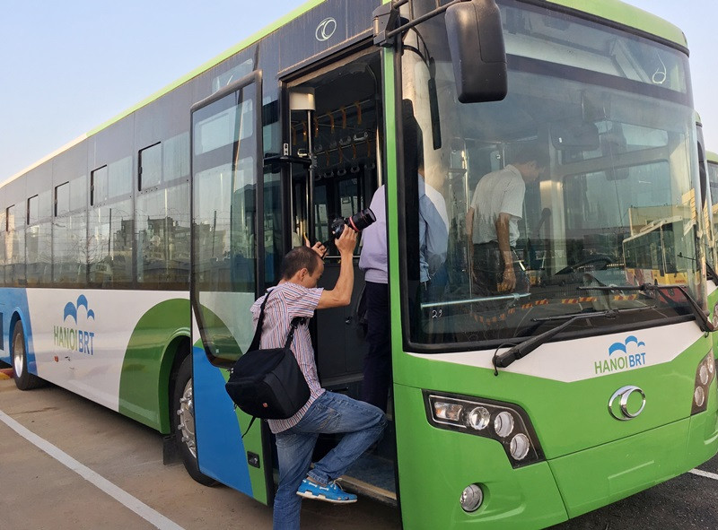 Hành khách đi xe buýt BRT có thể dùng điện thoại để quét mã QR để thanh toán vé. Ảnh: A.Trọng