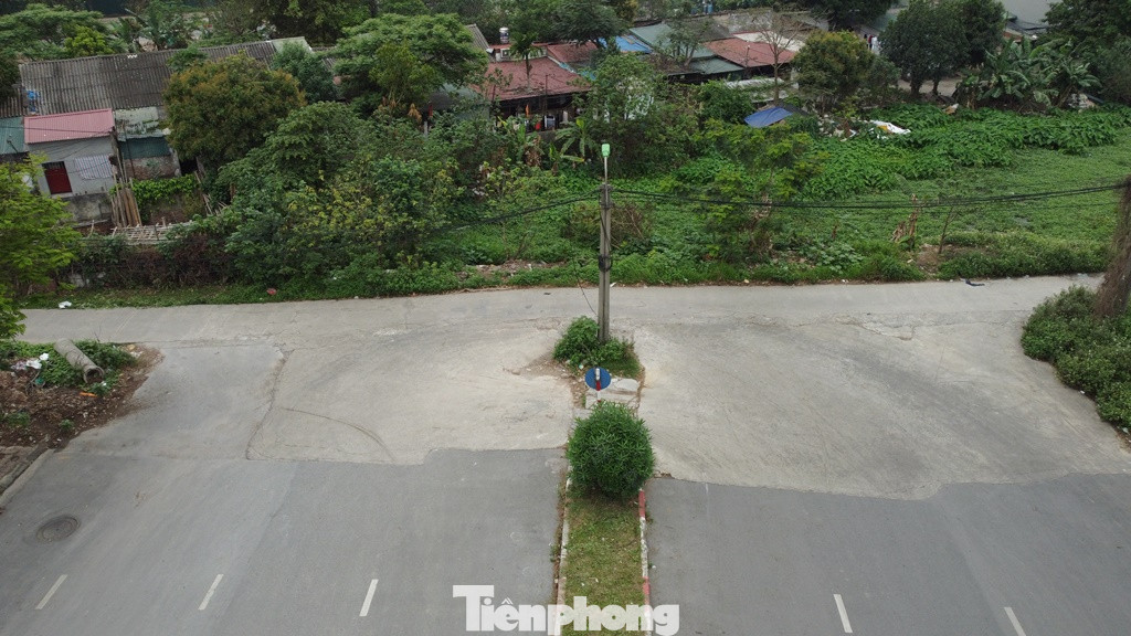 Có chiều rộng 8 làn xe, hệ thống dải phân cách và vỉa hè 2 bên đồng bộ nhưng hiện phố Mai Chí Thọ đang chưa có đường kết nối ở cuối tuyến.