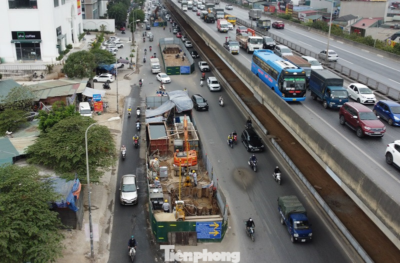 Cùng với phạm vi rào đường mở rộng, dự án cũng có nhiều "lô cốt" mọc lên, nằm so le nhau và chiều ngang các công trình này gần như chắn gần hết đường Nguyễn Xiển chiều đi Linh Đàm.