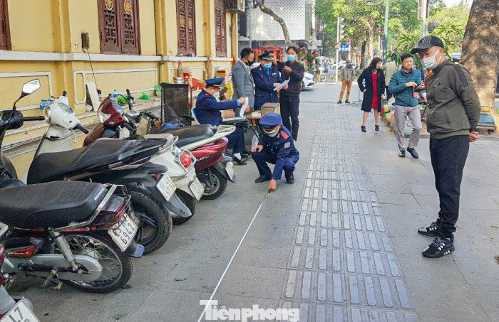 Kiểm tra tại điểm trông xe máy tại chùa Quán Sứ cuối tuần qua, Thanh tra giao thông trực tiếp đo lại diện tích điểm trông xe sử dụng và phát hiện có vi phạm. Kiểm tra tại điểm trông xe máy tại chùa Quán Sứ cuối tuần qua, Thanh tra giao thông trực tiếp đo lại diện tích điểm trông xe sử dụng và phát hiện có vi phạm.