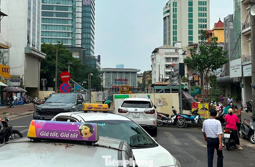 Để xây dựng ga ngầm S12 dự án đường sắt đô thị Nhổn - ga Hà Nội, từ giữa năm 2019 đến nay, lòng đường Trần Hưng Đạo từ bệnh viện Tim Hà Nội đến đường Lê Duẩn (trước ga Hà Nội) đã bị hàng rào chiếm dụng gần như toàn bộ. Để xây dựng ga ngầm S12 dự án đường sắt đô thị Nhổn - ga Hà Nội, từ giữa năm 2019 đến nay, lòng đường Trần Hưng Đạo từ bệnh viện Tim Hà Nội đến đường Lê Duẩn (trước ga Hà Nội) đã bị hàng rào chiếm dụng gần như toàn bộ.