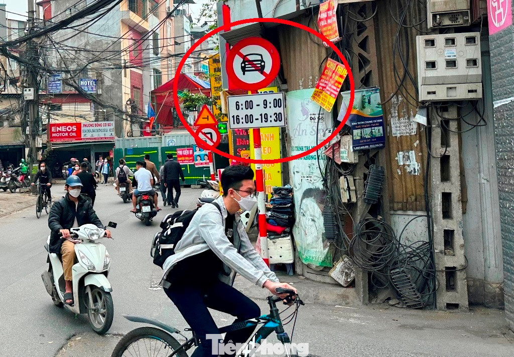 Hai đầu đường Lương Thế Vinh chỉ thấy cắm biển cấm ô tô, không có biển thông báo, sơ đồ lộ trình thay thế, dẫn đến nhiều phương tiện thường xuyên đi qua đường Lương Thế Vinh rất khó để lưu thông. Thậm chí, tại nút giao với đường Phùng Khoang chỉ có biển cấm ô tô theo giờ, ngoài giờ trên (vòng tròn) ô tô đi vào đường Lương Thế Vinh.