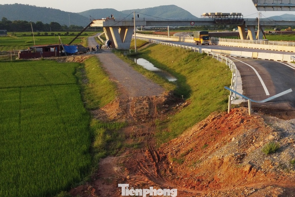 Cùng với dự án thi công chậm, gây nguy hiểm cho xe đi trên cao tốc, công trường nút giao Thiệu Giang và đường dẫn còn đang làm đứt, phong tỏa đường gom phục vụ đi lại của người dân địa phương bên dưới.