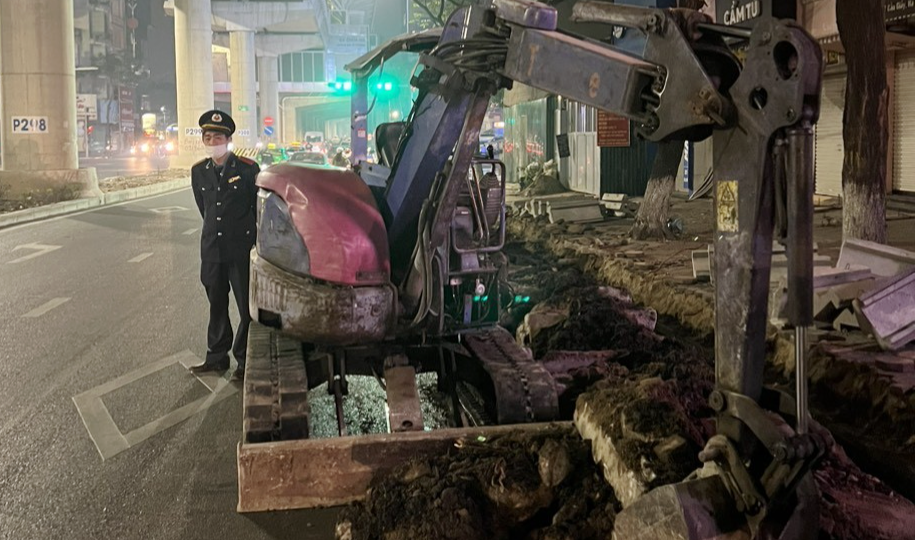 Máy xúc đào đường "chui" được Đội Thanh tra giao thông Cầu Giấy bắt giữ.