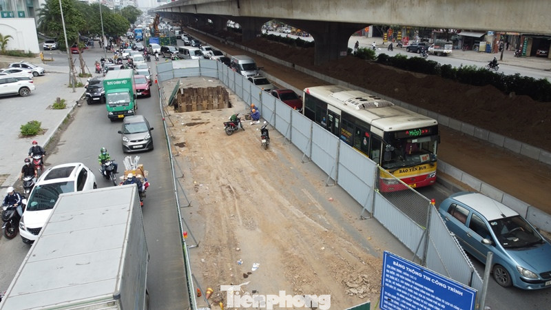 Tuyến đường Thanh Xuân đi Linh Đàm giao thông thường rất ít ùn tắc, nhưng từ khi hàng rào thi công dự án hệ thống xử lý nước thải Yên Xá mọc lên tại nhiều vị trí từ tháng 11/2022 đến nay, ùn tắc giao thông thường xuyên xảy ra.