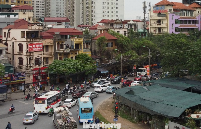 Do lượng phương tiện từ đường Chu Văn An đổ sang nhiều, dẫn đến đường 70 (Hà Đông - Văn Điển) đoạn qua Bệnh viện K thường xuyên ùn tắc.