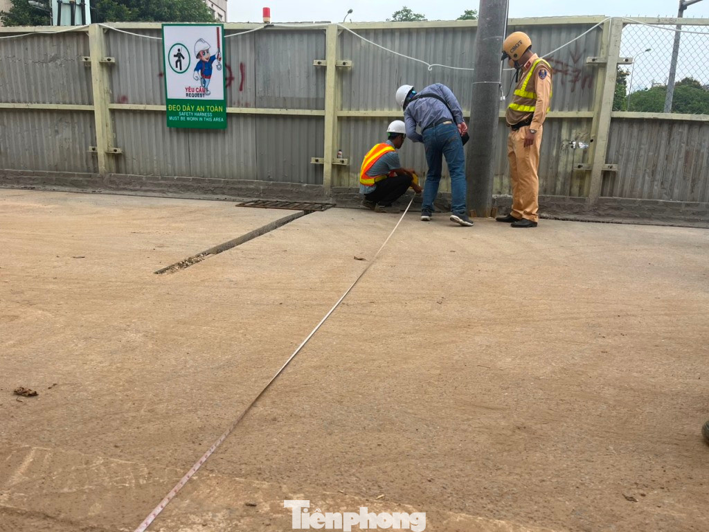 Tiến hành đo chiều rộng mặt cắt ngang hàng rào chiếm dụng lòng đường. Tiến hành đo chiều rộng mặt cắt ngang hàng rào chiếm dụng lòng đường.