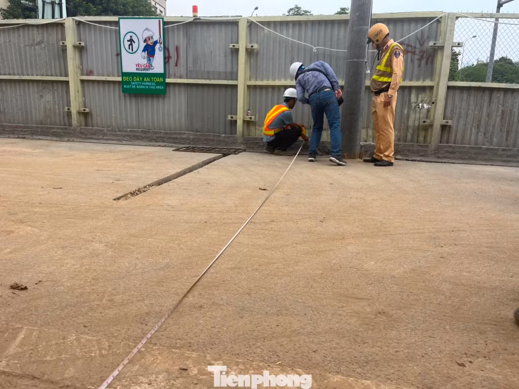 Tiến hành đo chiều rộng mặt cắt ngang hàng rào chiếm dụng lòng đường.