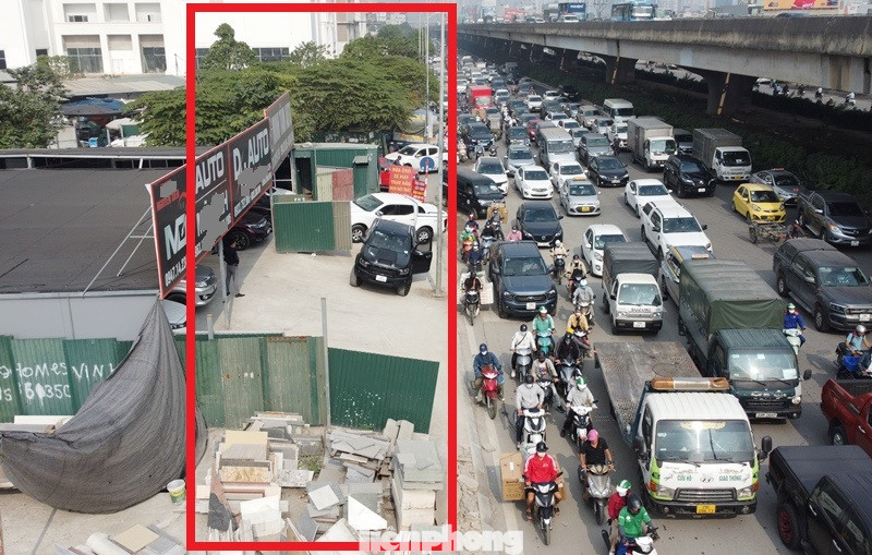 Vỉa hè đường Nguyễn Xiển không chỉ bị biến thành nơi kinh doanh xe ô tô, xưởng chế tác đá, buôn bán hoa - cây cảnh, vật liệu xây dựng từ nhiều năm nay mà ngay cả khi hàng rào công trường tại đây dựng lên, gây ùn tắc giao thông, đại diện nhiều sở ngành, UBND thành phố xuống kiểm tra, nắm bắt tình hình... Nhưng sau đó thực trạng lấn chiếm, vi phạm ở vỉa hè vẫn diễn ra.