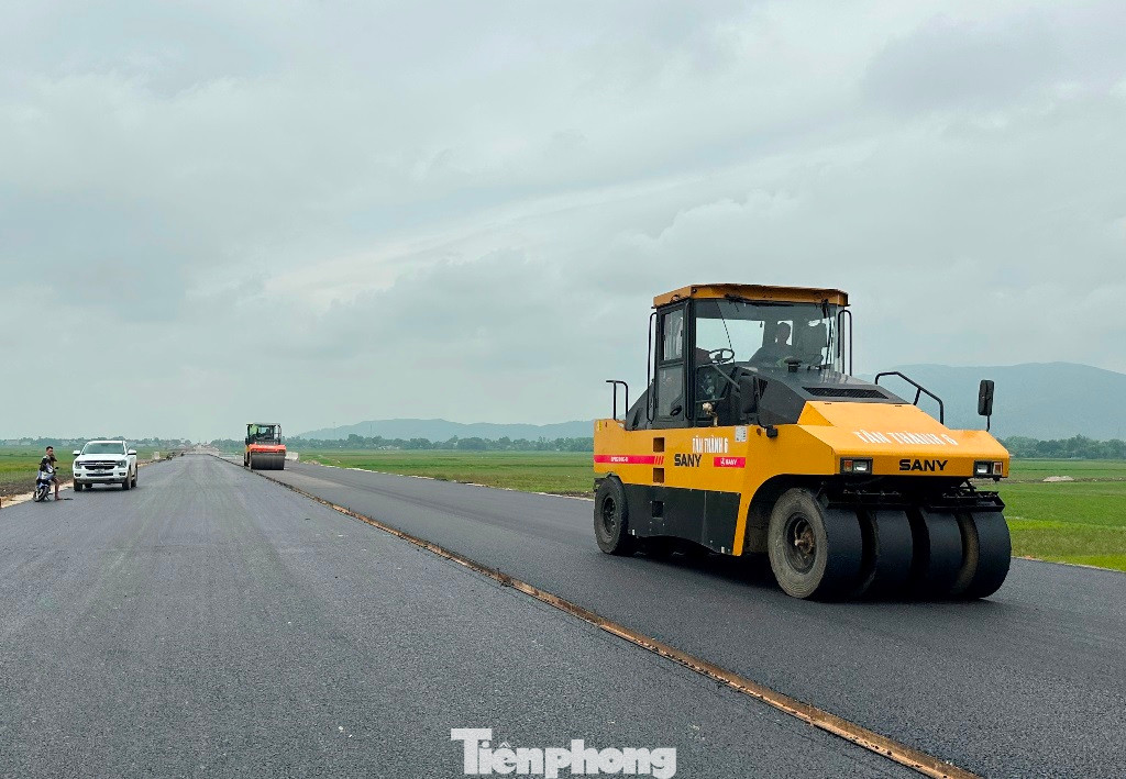Nói về tình trạng thi công tại dự án hiện tại, ông Nguyễn Ngọc Quỳnh, Giám đốc Ban Điều hành dự án cao tốc QL45 - Nghi Sơn, Ban QLDA 2, Bộ GTVT (chủ đầu tư) cho biết, hiện khối lượng thi công tổng thể của dự án đã đạt trên 80%.
