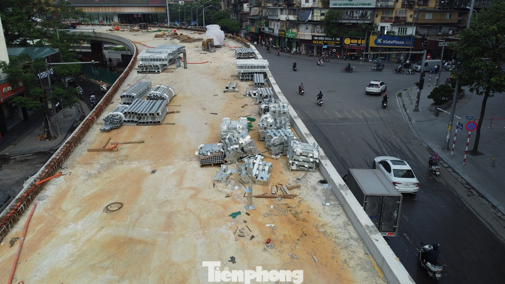 Phần mặt cầu giữa nút giao đã được tập kết nguyên liệu để chuẩn bị dựng bờ lan can 2 bên.