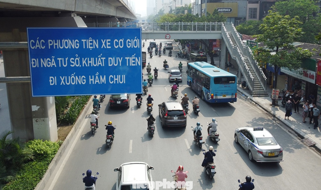 Cũng trong sáng nay, Sở GTVT Hà Nội thực hiện phương án yêu cầu toàn bộ xe đi trên đường Nguyễn Trãi qua nút giao Thanh Xuân muốn đi Ngã Tư Sở, Khuất Duy Tiến không đi ở các làn đường bên trên mà phải đi xuống hầm.