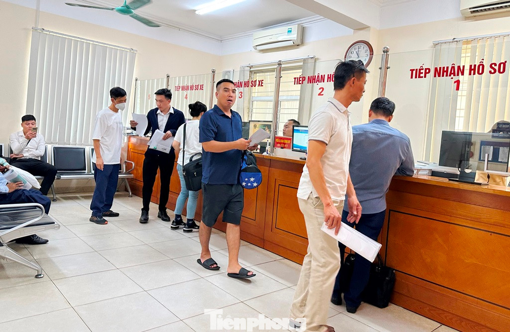 Sáng 24/7, có rất đông người dân đến làm thủ tục đăng ký, bốc biển và chuyển quyền sở hữu ô tô tại cơ sở số 2 tại số 1234 trên đường Láng (Đống Đa).