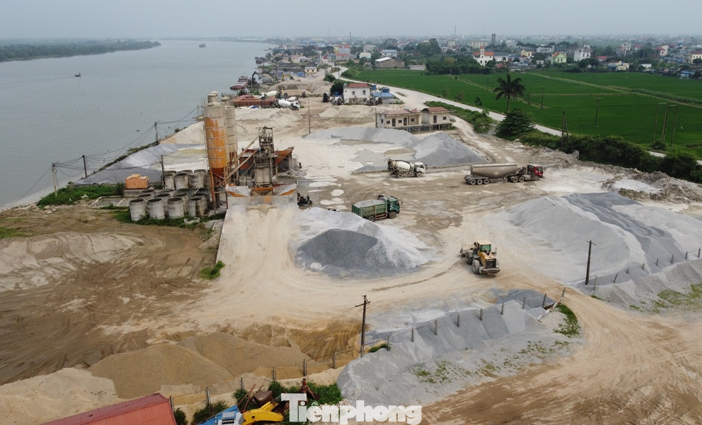 Tại bãi sông (hành lang thoát lũ) và trong phạm vi bảo vệ đê sông Hồng đoạn qua xã Xuân Tân huyện Xuân Trường đang bị phân chia thành nhiều ô với diện tích rộng cả héc-ta, bên trong vừa là bãi tập kết cát sỏi, vật liệu xây dựng, vừa là trạm trộn bê tông, nhà cửa xây kiên cố.