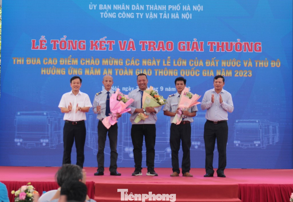 Lãnh đạo Tổng Cty vận tải Hà Nội trao giải cho các lái xe đoạt giải tại hội thi.