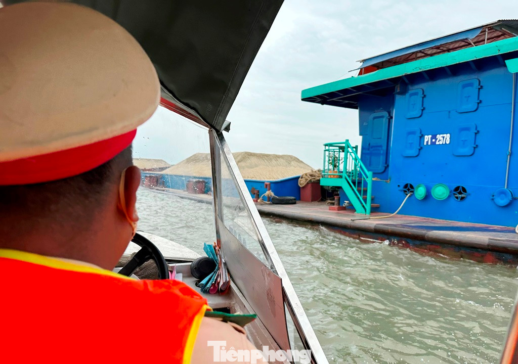 Trong ngày 13/5 và hai ngày cuối tuần này, khi dùng xuống cao tốc chạy theo các tàu chở cát lưu thông trên sông Hồng đoạn qua cảng Hồng Vân (Thường Tín), Đội Cảnh sát đường thủy số 2,PC08 Hà Nội đã phát hiện nhiều tàu vi phạm, trong đó có tàu biển số PT-2578 chở cát cao có ngọn thế này. Trong ngày 13/5 và hai ngày cuối tuần này, khi dùng xuống cao tốc chạy theo các tàu chở cát lưu thông trên sông Hồng đoạn qua cảng Hồng Vân (Thường Tín), Đội Cảnh sát đường thủy số 2,PC08 Hà Nội đã phát hiện nhiều tàu vi phạm, trong đó có tàu biển số PT-2578 chở cát cao có ngọn thế này.