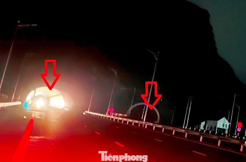 Vào ban đêm, cửa ra vào hầm tối đen, chỉ khi có phương tiện đi qua mới có đốm sáng.