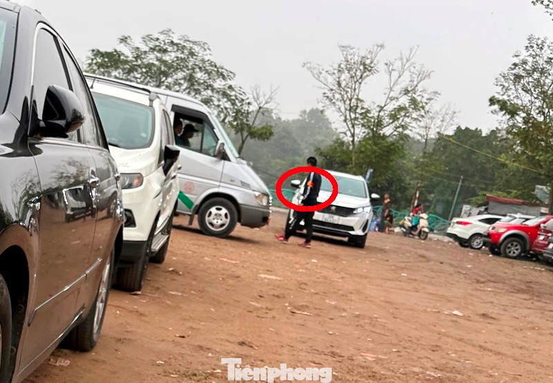 Tuy nhiên, theo ghi nhận của PV Tiền Phong ngoài nhân viên đeo băng đỏ thu tiền gấp đôi giá quy định (50.000 đồng lượt ô tô, trong khi quy định là 25.000 đồng/lượt), đến nay bãi xe này đã hết phép gần một tháng nhưng mọi hoạt động vẫn diễn ra bình thường