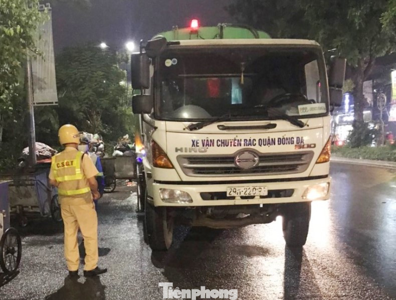 Theo ghi nhận của PV Tiền Phong, hiện có nhiều tuyến phố xe rác đang hoạt động sai giờ, như Nguyễn Trãi, Khuất Duy Tiến (Thanh Xuân); Châu Văn Liêm (Nam Từ Liêm); Mạc Thái Tổ, Nguyễn Văn Huyên, Trần Duy Hưng (Cầu Giấy); Nguyễn Văn Lộc (Hà Đông); Giải Phóng, Nguyễn Hữu Thọ, Kim Giang (Hoàng Mai), Đại Cồ Việt, Trần Nhân Tông, Nguyễn Đình Chiểu (Hai Bà Trưng); Hoàng Cầu, Yên Lãng, Láng (Đống Đa)… Trong ảnh: Xe rác BKS 29H-54607 thường xuyên hoạt động từ 15h trên tuyến đường Châu Văn Liêm (Nam Từ Liêm). Theo ghi nhận của PV Tiền Phong, hiện có nhiều tuyến phố xe rác đang hoạt động sai giờ, như Nguyễn Trãi, Khuất Duy Tiến (Thanh Xuân); Châu Văn Liêm (Nam Từ Liêm); Mạc Thái Tổ, Nguyễn Văn Huyên, Trần Duy Hưng (Cầu Giấy); Nguyễn Văn Lộc (Hà Đông); Giải Phóng, Nguyễn Hữu Thọ, Kim Giang (Hoàng Mai), Đại Cồ Việt, Trần Nhân Tông, Nguyễn Đình Chiểu (Hai Bà Trưng); Hoàng Cầu, Yên Lãng, Láng (Đống Đa)… Trong ảnh: Xe rác BKS 29H-54607 thường xuyên hoạt động từ 15h trên tuyến đường Châu Văn Liêm (Nam Từ Liêm).