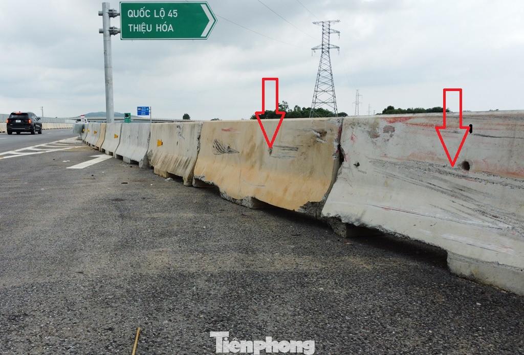 Ngoài vụ tai nạn xe khách trên, rất nhiều xe đã va, đâm phải bờ chắn ngang đường dẫn ra khỏi cao tốc tại nút giao Thiệu Giang, nhất là về ban đêm.